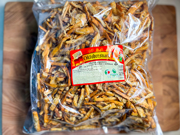 Нитка ЖАРЕНАЯ "Чеснок с зеленью" Oktobersnack 1 кг (сырный продукт) в Нижнем Тагиле